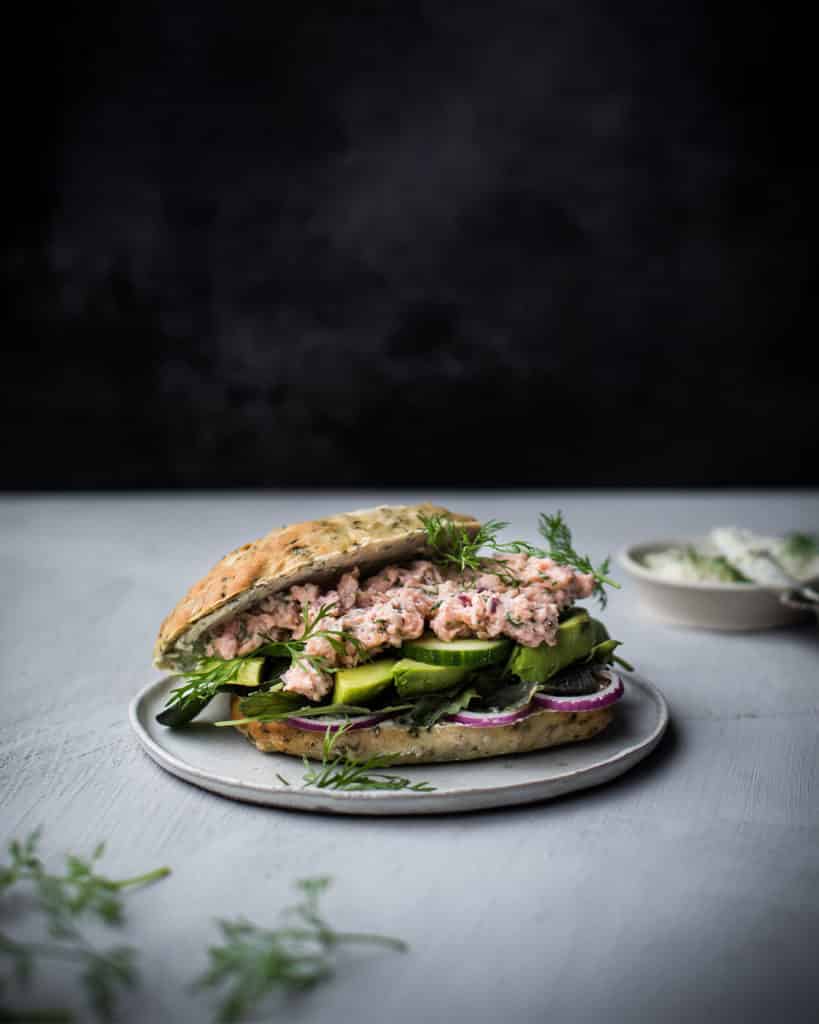 Sådan laver du spinatboller med røget laksemousse, friskost og avokado. Få Camille Maja Christensens opskrift på en grøn ret med ost.